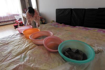 龙胜楼上漏水，住户失联，小区没物管，业主维权难！律师来支招……